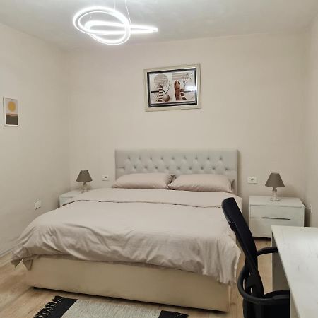 Downtown Boulevard Apartment With A Cute Balcony! Tirana Eksteriør billede
