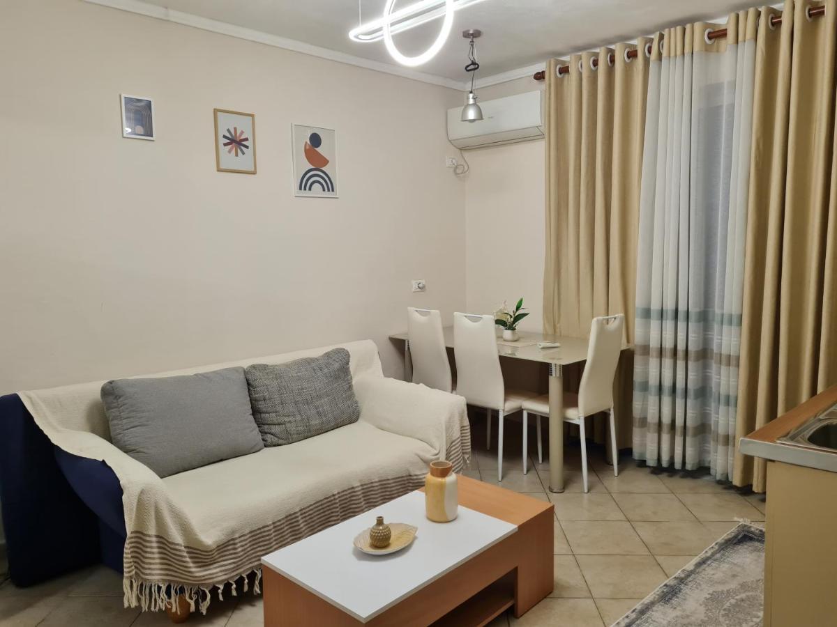 Downtown Boulevard Apartment With A Cute Balcony! Tirana Eksteriør billede