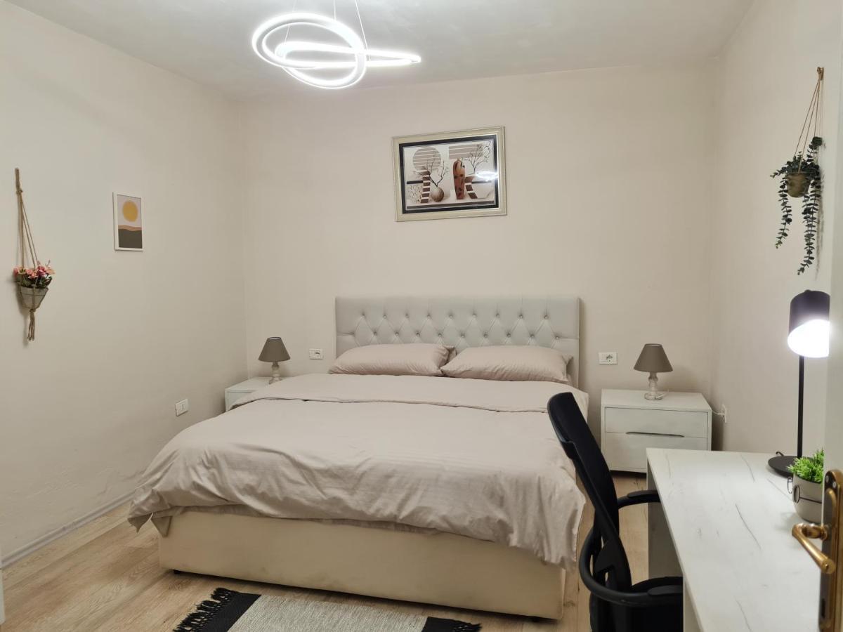 Downtown Boulevard Apartment With A Cute Balcony! Tirana Eksteriør billede