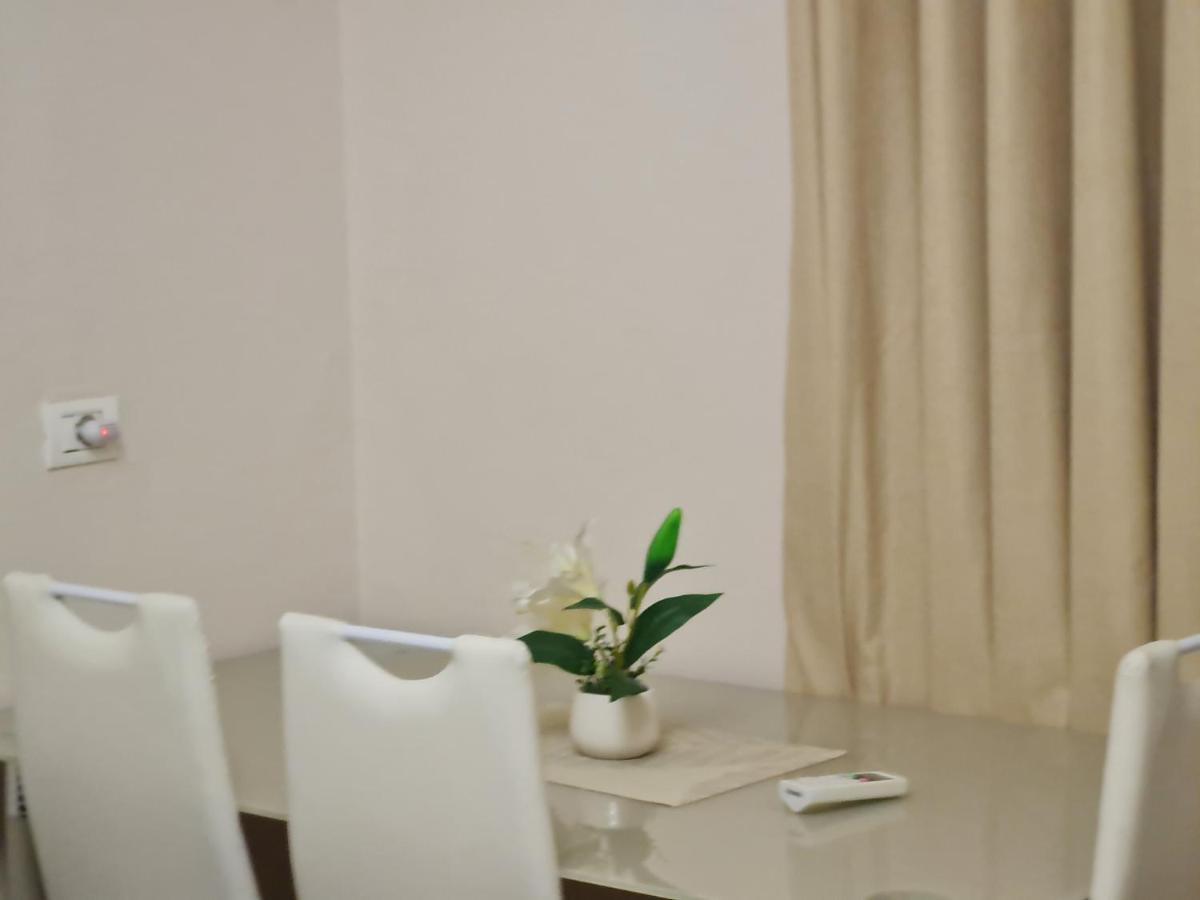 Downtown Boulevard Apartment With A Cute Balcony! Tirana Eksteriør billede