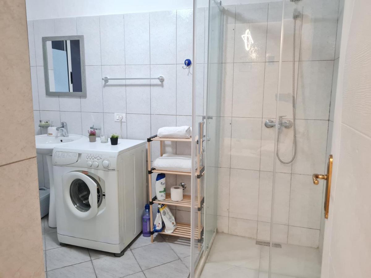 Downtown Boulevard Apartment With A Cute Balcony! Tirana Eksteriør billede