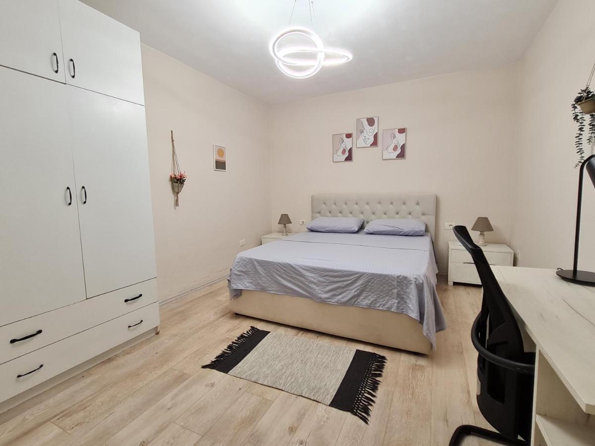 Downtown Boulevard Apartment With A Cute Balcony! Tirana Eksteriør billede