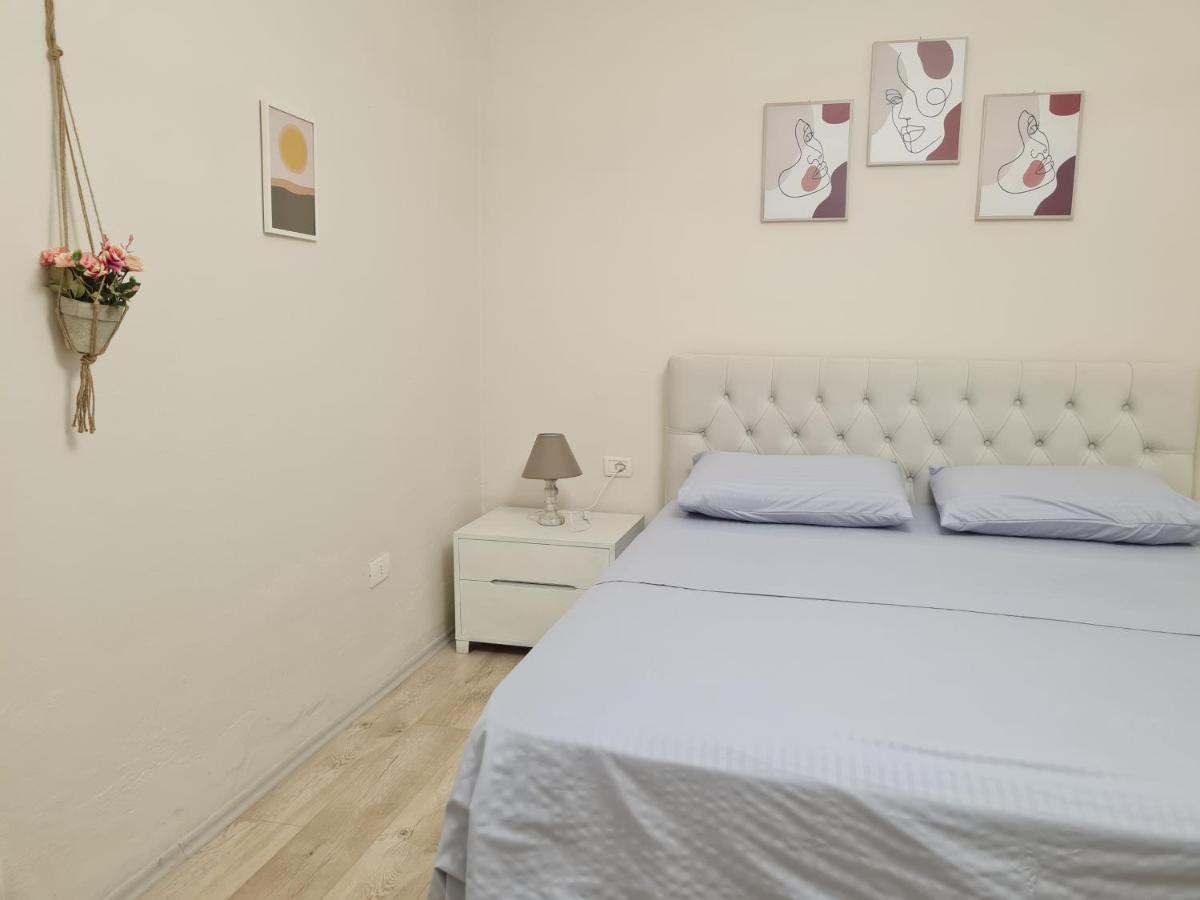 Downtown Boulevard Apartment With A Cute Balcony! Tirana Eksteriør billede