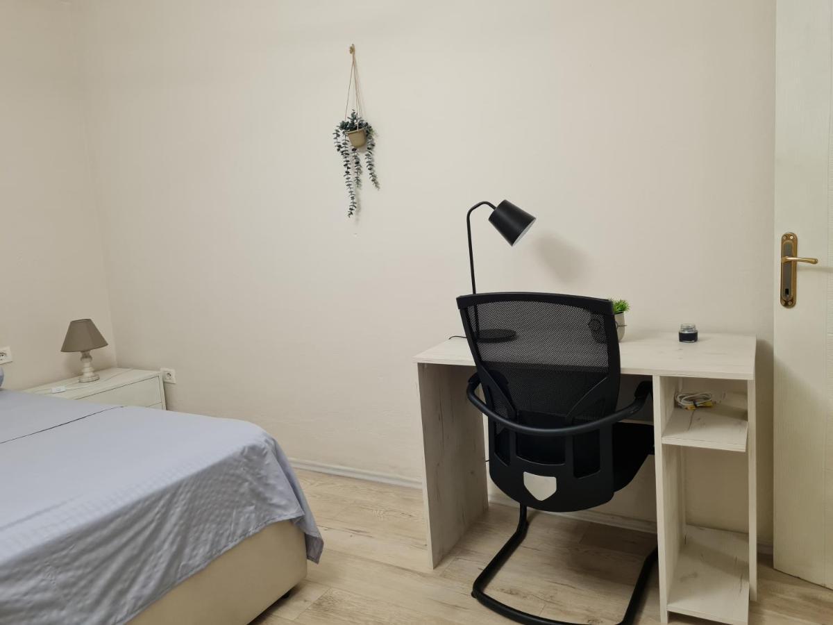 Downtown Boulevard Apartment With A Cute Balcony! Tirana Eksteriør billede
